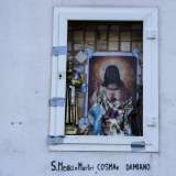 Uno spiritoso fotomontaggio caratterizza un'altra edicola votiva: il volto di Ges� � stato sostituito con quello di un abitante del quartiere